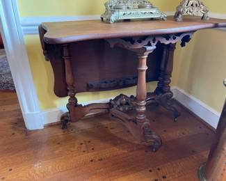 The leg details of the walnut table