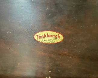 The Tonkbench label for the piano stool