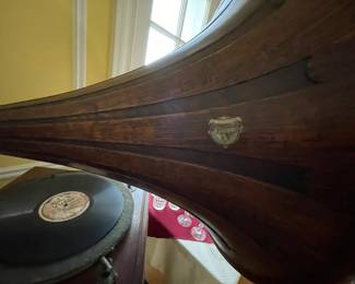 The label of the oak spear tip horn