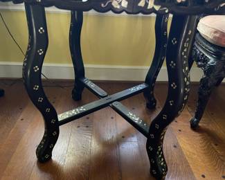 The stretcher details of the table