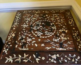 A close look at the top of the square table