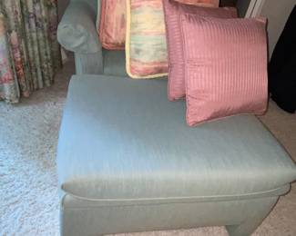 80s teal chair with foot rest