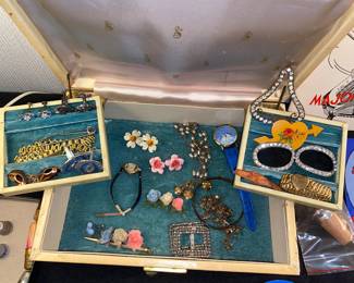 Assorted jewelry