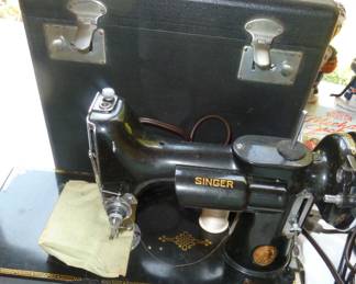 featherweight Singer sewing machine AE209068 (1939)