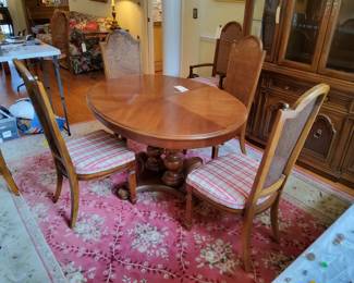 Vintage Thomasville Dining Room Set, Pedistal Table has 2 leaves and 6 chairs along with China Hutch! 