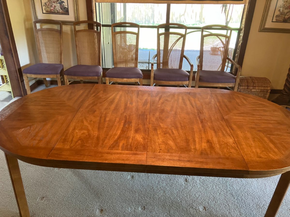 Drexel dining room table with 2 leaves and 6 chairs.