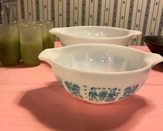 Pyrex mixing bowls.