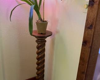 One of 2 nice and heavy plant stands.