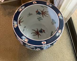 Nice Chinese goldfish bowl. 