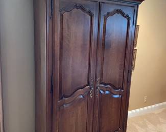 Wardrobe cabinet by Ethan Allen - Excellent condition