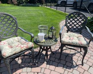 Patio armchairs with side table