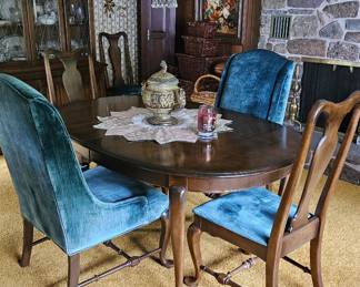 Dining Table w/crushed velvet chairs