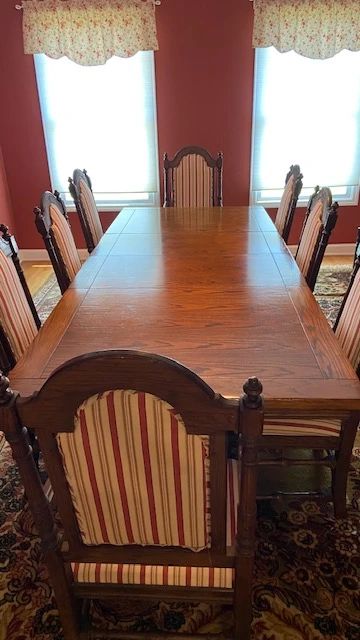 Dining Room set w/ 8 chairs