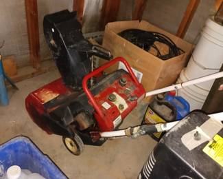 Gas snow thrower