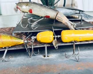 Lots of Vintage Wood Fishing lures. These are Pflueger Globe Bait, South Bend Surf-Oreno, and CC Roberts Mud Puppy. Keywords: Vintage fishing tackle box, fishing reels.