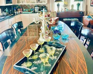 Love this dining room table and chairs, the top is gorgeous and so are the upholstered chairs