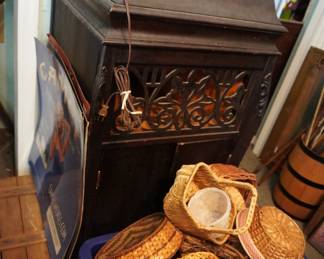 victrola, baskets