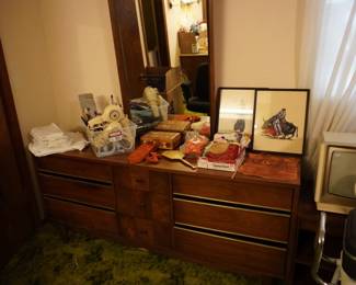 dresser with mirror