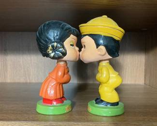 kissing bobbleheads