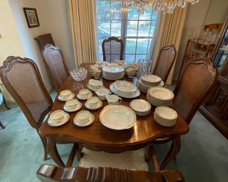 Pristine vintage Thomasville French Walnut dinning room set, table with one large leaf and 6 chairs, china cabinet and matching flip top bar