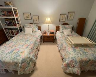 THOMASVILLE TWIN SIZE BEDROOM SET!