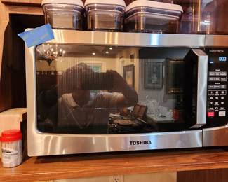 almost new Toshiba microwave with Invertech technology