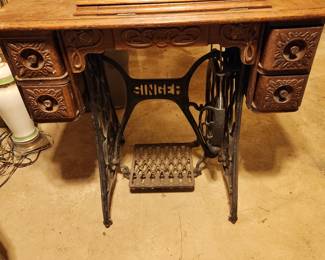Vintage Singer sewing machine w cabinet
