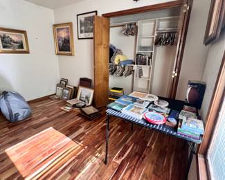 Thomas Kinkade framed pictures and collectible items.