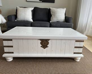 Carynhurst Lift Cocktail Table/Trunk White , 2 Puffs, Grey Sofa/Sleeper, Area Rug