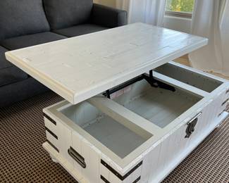 Carynhurst Lift Cocktail Table/Trunk White