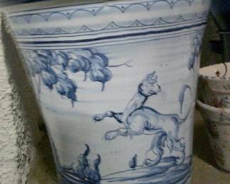 Garden, i.e. flowerpots and other lawn decor available 