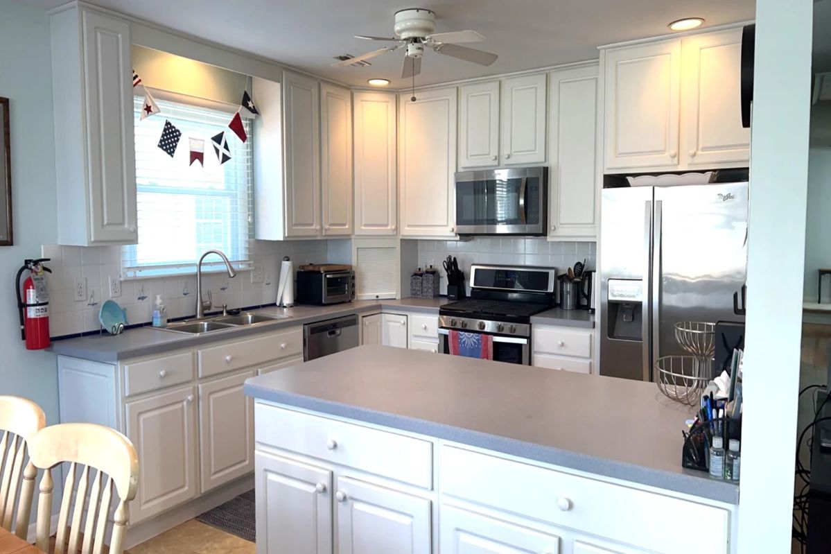 Cute & clean white kitchen