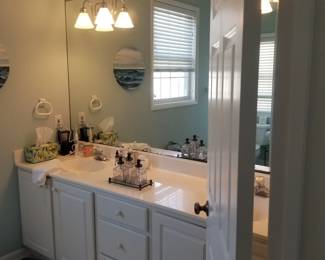 Double bath vanity