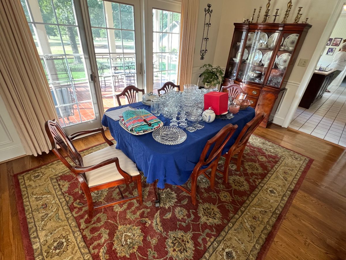 Dining table
Crystal glass
China large area rug