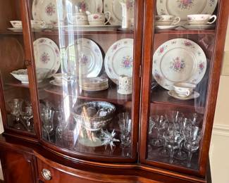 China cabinet
Fine China set 