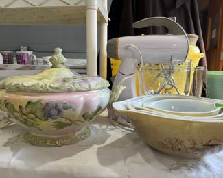 Four vintage mushroom bowls, Sunbeam mixer with glass bowls