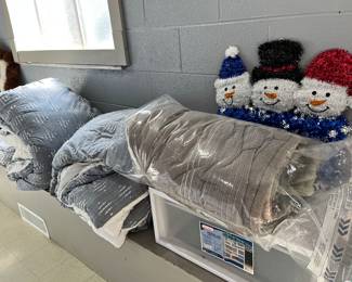 Twin comforters and sheets 