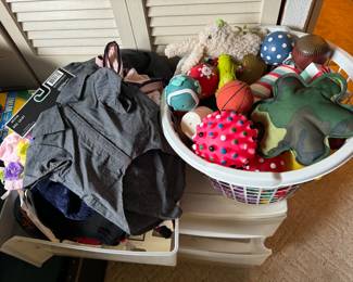 Pet outfits
Pet toys
