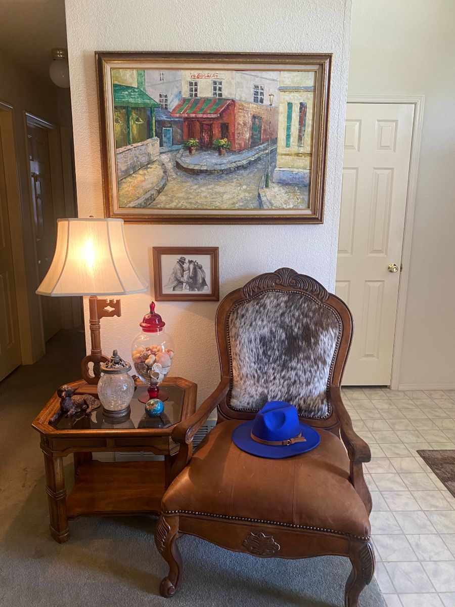 Very nice animal hide chair. Wonderful statement piece!