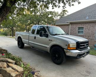 2000 Ford F-250 V10 XL
273,000
New tires
$7000 OBO