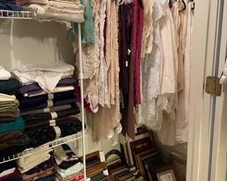 TABLE CLOTHES AND RUNNERS