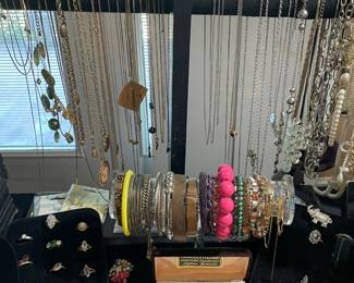 COSTUME CHAINS AND BRACELETS