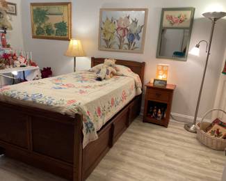 VINTAGE TRUNDLE BED