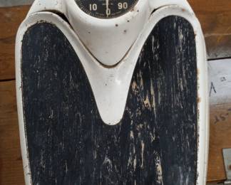 Old scale, AND IT WORKS...COME CHECK YOUR WEIGHT!!