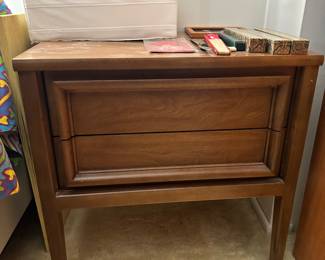 Thomasville MCM nighstand (1 of 2)