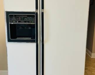 General Electric Electronic Monitor Side by Side Refrigerator with Water & Ice Dispenser in Door 