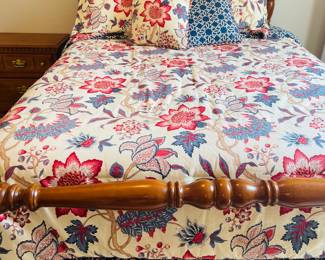 Beautiful Sumter Queen Size Bedroom Set including Large Dresser and (2) Nitestands 