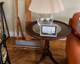 Round pedestal table, glass table lamp and photo of the Albany skyline