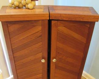 Fantastic Teak Bar, 2 doors, storage and flip out bar top