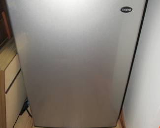 Plenty of household goods, small appliances, cookware, kitchenware etc.